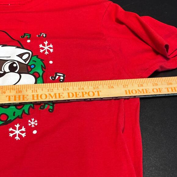Buc-ee’s Christmas T-Shirt Size M Red Holiday Beaver “Rockin’ Around” Graphic - Picture 4 of 5